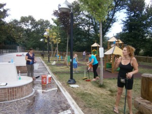 Mamme-al-lavoro-nel-parco-giochi-di-Montella-300x225
